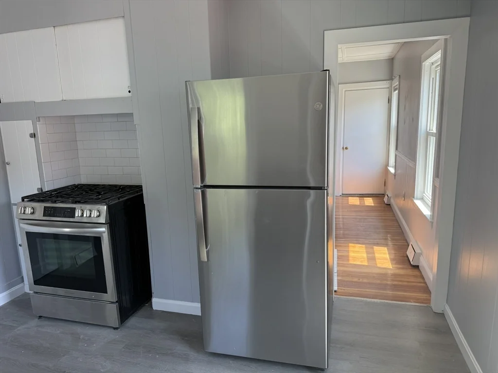 3 bed, 1 bath apartment for rent at 410-412 Court St Unit 1, North Plymouth — photo 2 of 15
