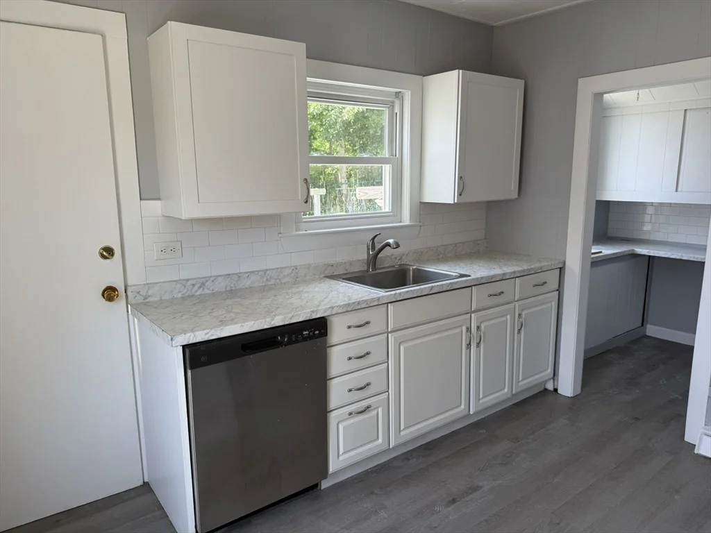 3 bed, 1 bath apartment for rent at 410-412 Court St Unit 1, North Plymouth — photo 3 of 15