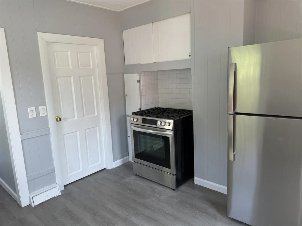 3 bed, 1 bath apartment for rent at 410-412 Court St Unit 1, North Plymouth — photo 4 of 15