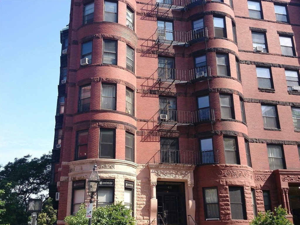 3 bed, 1 bath apartment for rent at 411 Marlborough St Unit 10, Back Bay — photo 1 of 9
