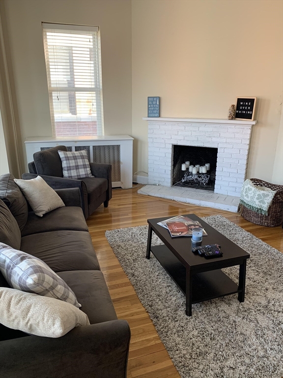 3 bed, 1 bath apartment for rent at 411 Marlborough St Unit 10, Back Bay — photo 3 of 9