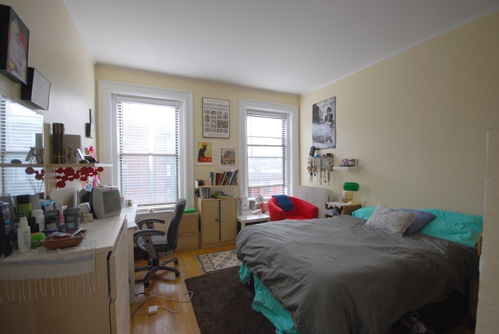 3 bed, 1 bath apartment for rent at 411 Marlborough St Unit 10, Back Bay — photo 5 of 9