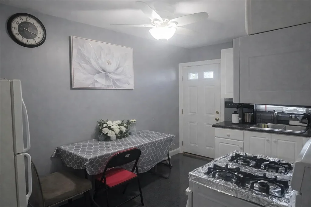 3 bed, 1 bath apartment for rent at 412-414 Ferry St Unit 3, Everett — photo 2 of 17