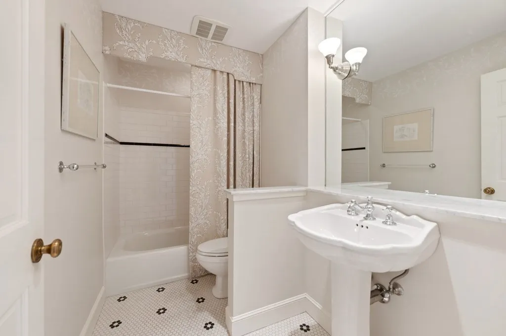 3 bed, 2 bath apartment for rent at 412 Beacon St Unit 6, Back Bay — photo 14 of 16