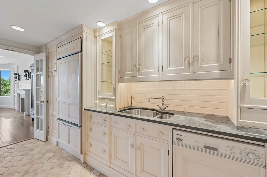 3 bed, 2 bath apartment for rent at 412 Beacon St Unit 6, Back Bay — photo 7 of 16