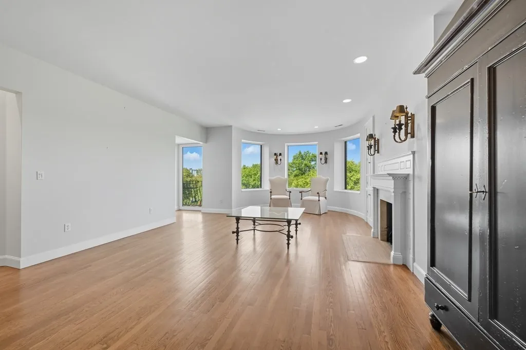 3 bed, 2 bath apartment for rent at 412 Beacon St Unit 6, Back Bay — photo 2 of 16