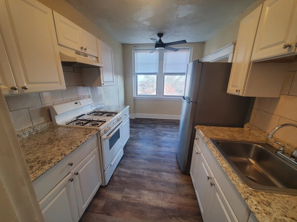2 bed, 1 bath apartment for rent at 415 County St Unit 512, New Bedford — photo 2 of 18