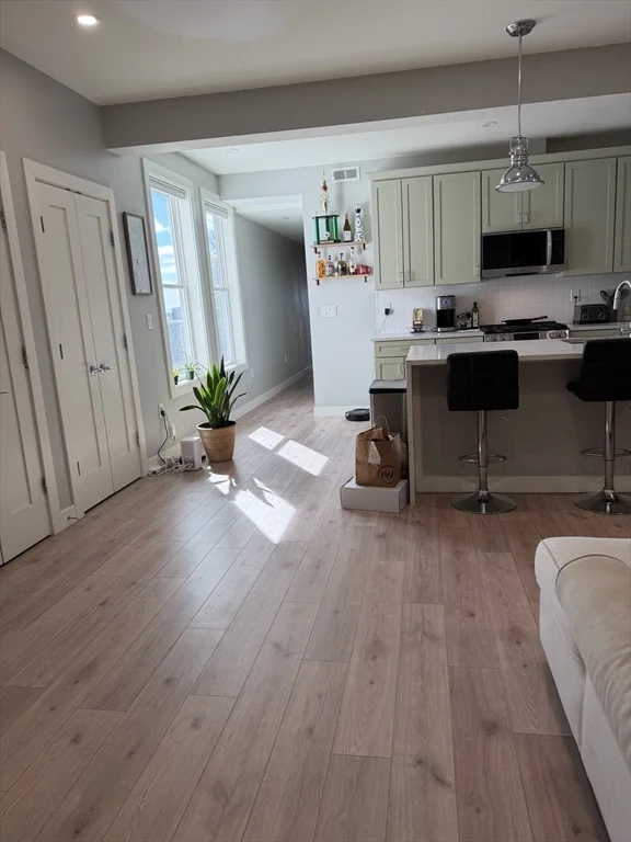 5 bed, 2 bath apartment for rent at 415 East 7th Unit 2, South Boston — photo 2 of 35