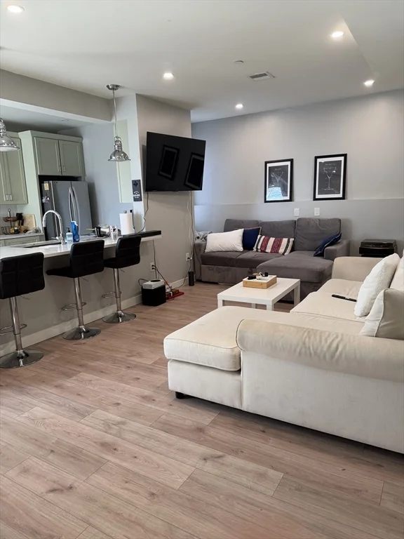 5 bed, 2 bath apartment for rent at 415 East 7th Unit 2, South Boston — photo 3 of 35