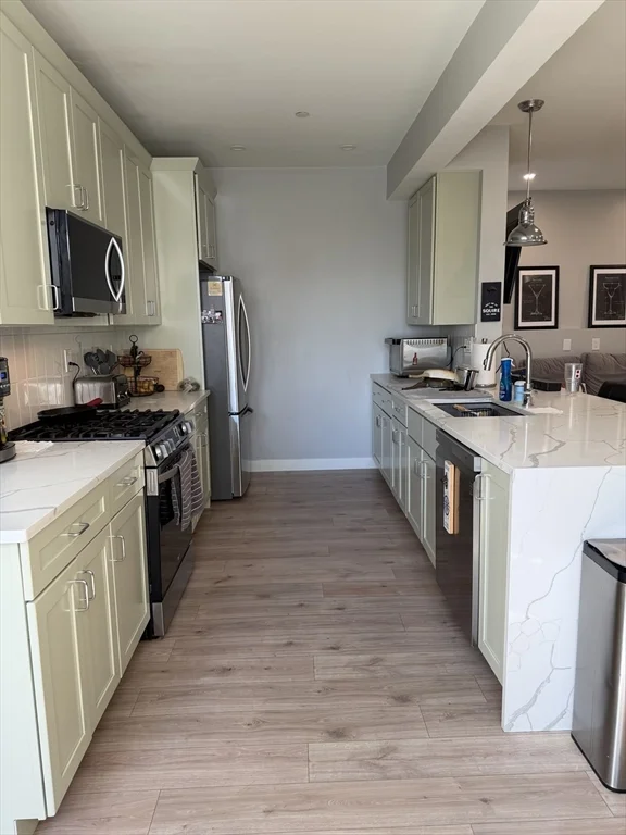5 bed, 2 bath apartment for rent at 415 East 7th Unit 2, South Boston — photo 5 of 35