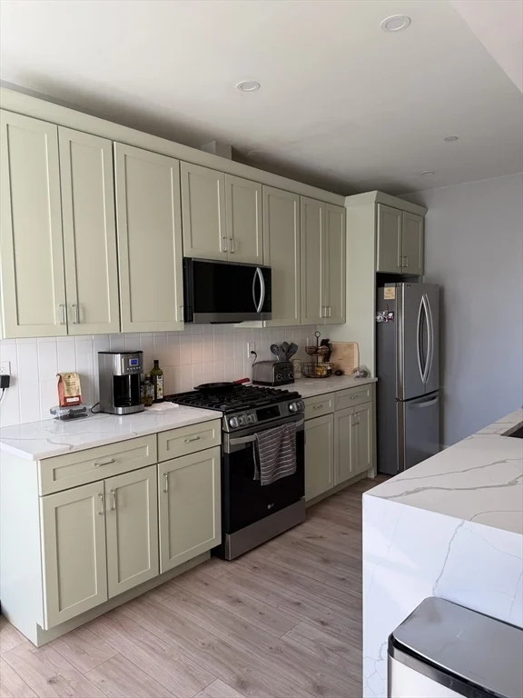 5 bed, 2 bath apartment for rent at 415 East 7th Unit 2, South Boston — photo 6 of 35
