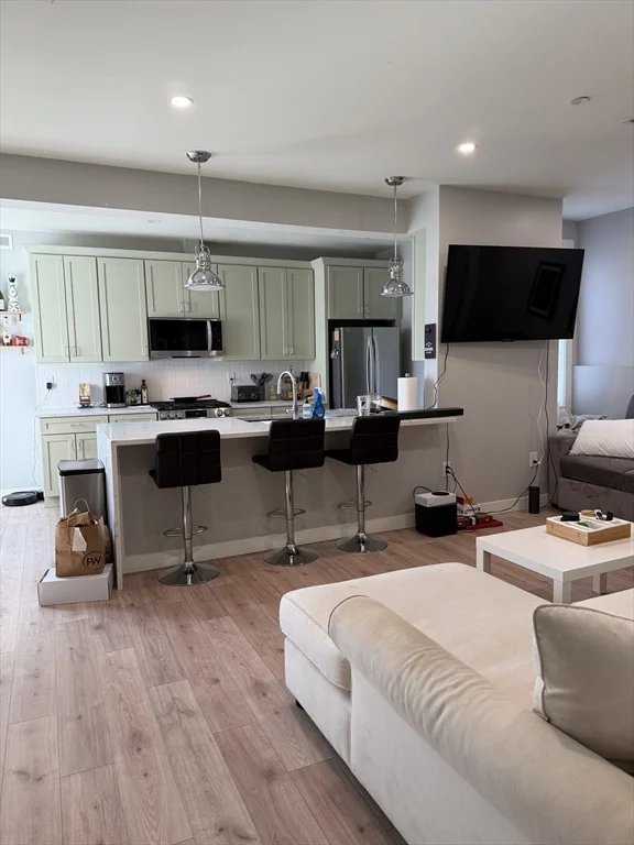 5 bed, 2 bath apartment for rent at 415 East 7th Unit 2, South Boston — photo 1 of 35