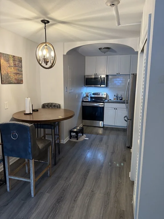 2 bed, 1 bath apartment for rent at 416 Belgrade Ave Unit 6, West Roxbury — photo 4 of 20
