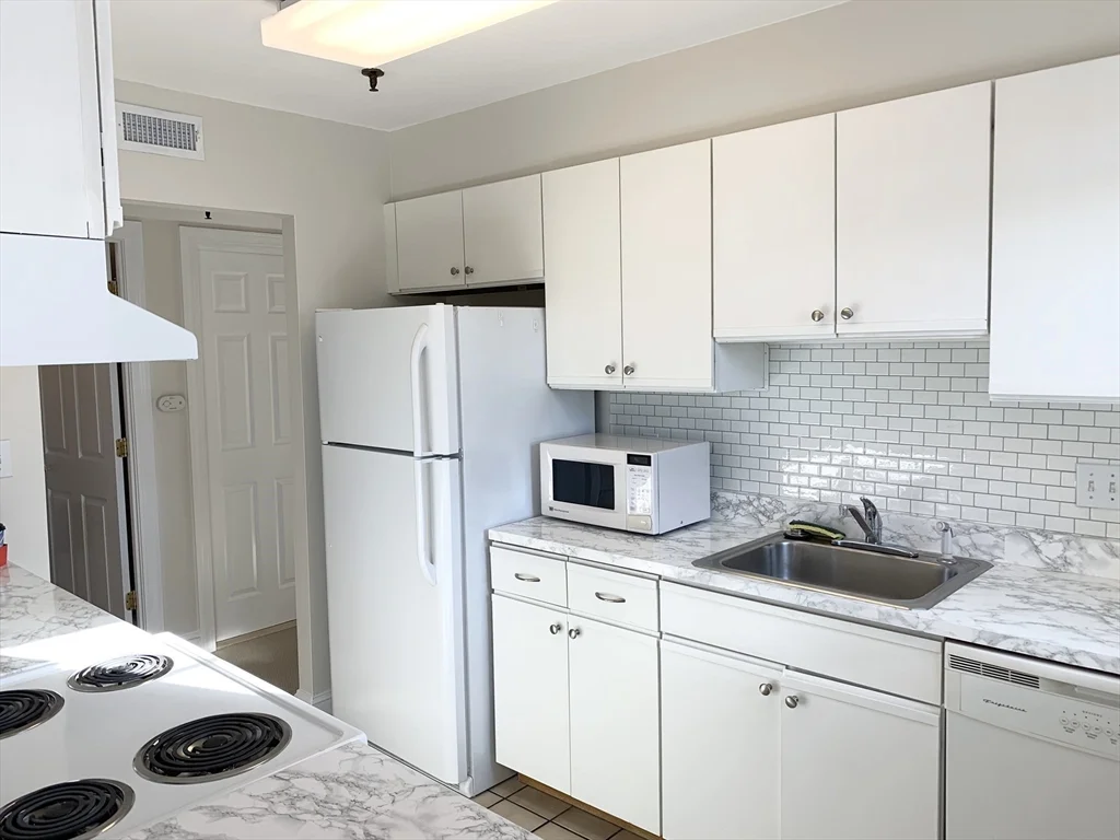 1 bed, 1 bath apartment for rent at 416 Commonwealth Ave Unit 414, Back Bay — photo 4 of 11