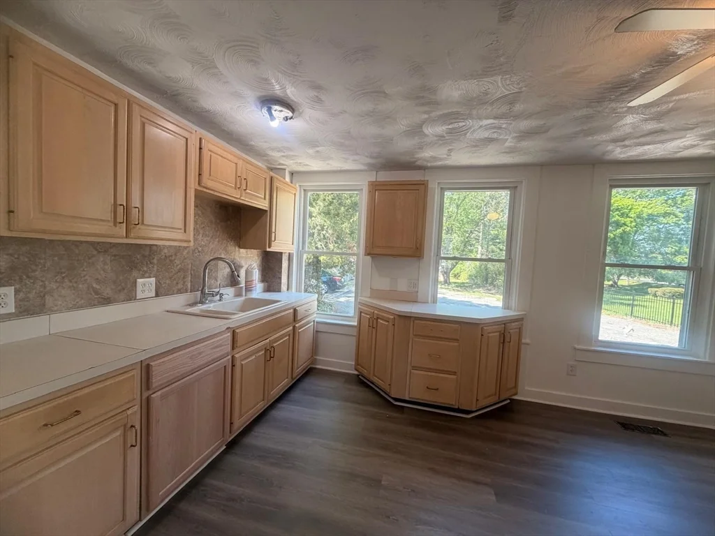 3 bed, 1 bath apartment for rent at 416 Middleboro Ave Unit 1, Taunton — photo 2 of 16