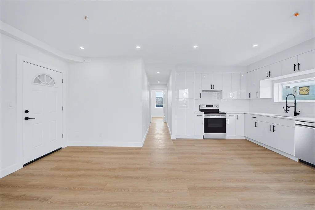 3 bed, 2 bath apartment for rent at 4164 Washington St Unit 2, Roslindale — photo 9 of 36