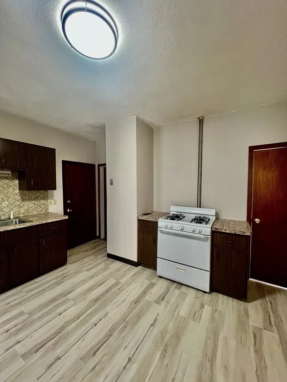 4 bed, 1 bath apartment for rent at 417-419 Ferry St Unit 2, Everett — photo 18 of 23