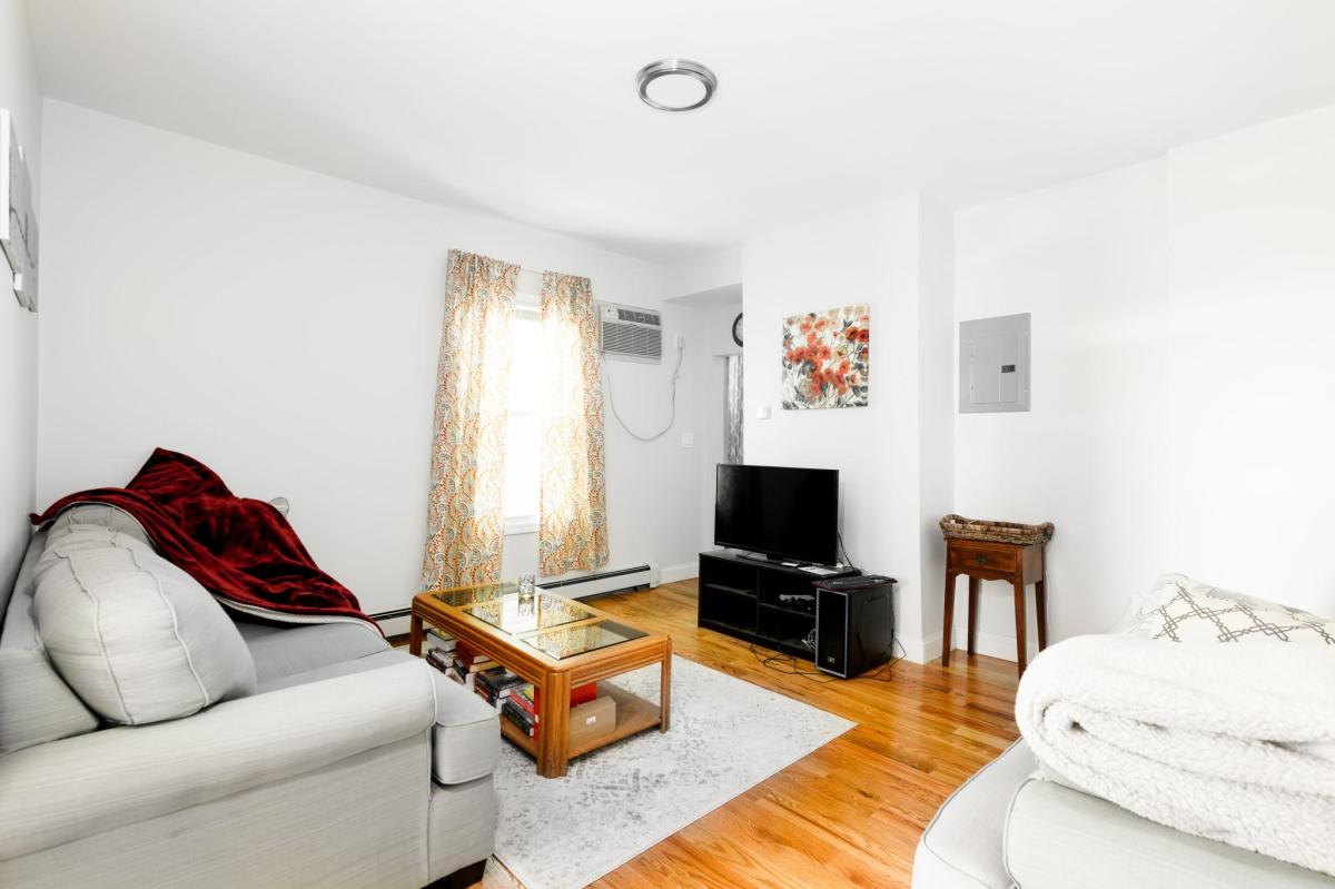 2 bed, 1 bath apartment for rent at 417 Cardinal Medeiros Ave Unit 1, Wellington-Harrington — photo 2 of 8