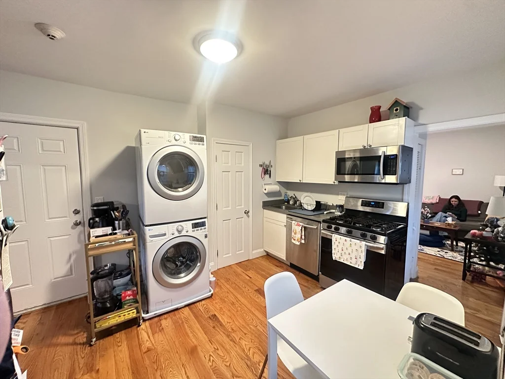 3 bed, 1 bath apartment for rent at 417 Cardinal Medeiros Unit 3, Kendall Square — photo 3 of 16