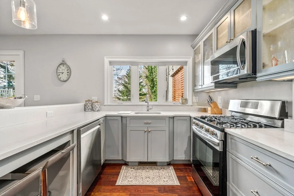 3 bed, 2 bath apartment for rent at 417 E 7th St Unit 1, South Boston — photo 4 of 25