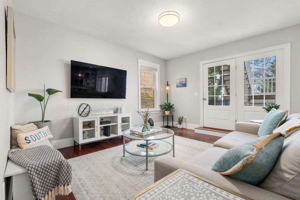 3 bed, 2 bath apartment for rent at 417 E 7th St Unit 1, South Boston — photo 2 of 25