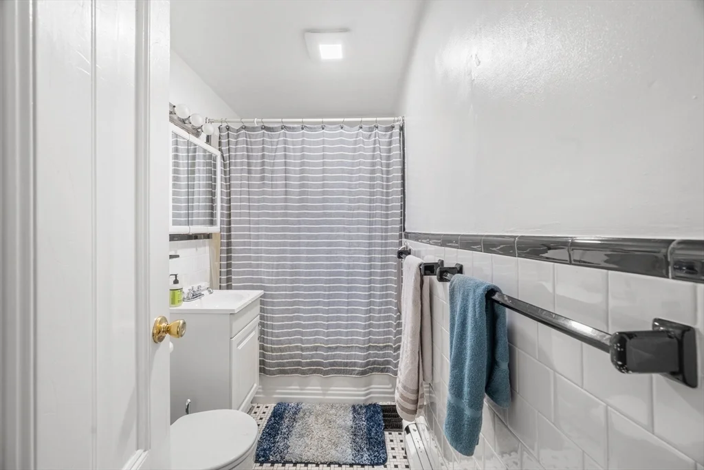 3 bed, 2 bath apartment for rent at 417 High St Unit 1, West Medford — photo 8 of 9
