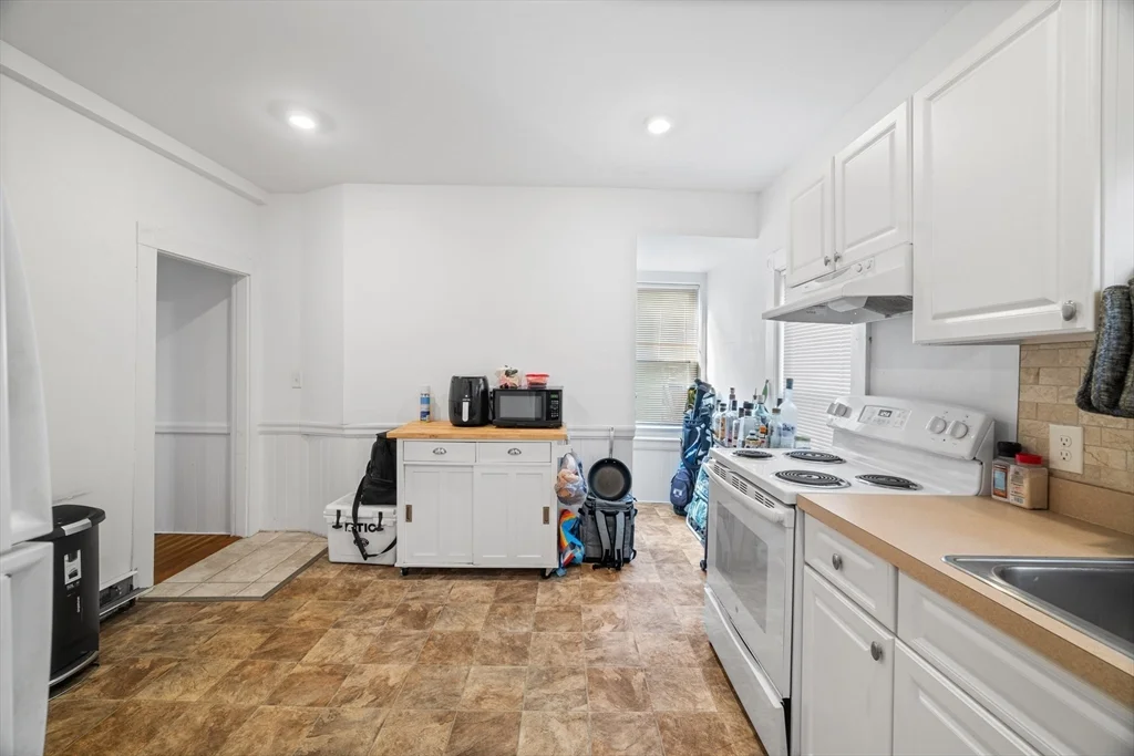 3 bed, 2 bath apartment for rent at 417 High St Unit 1, West Medford — photo 3 of 9
