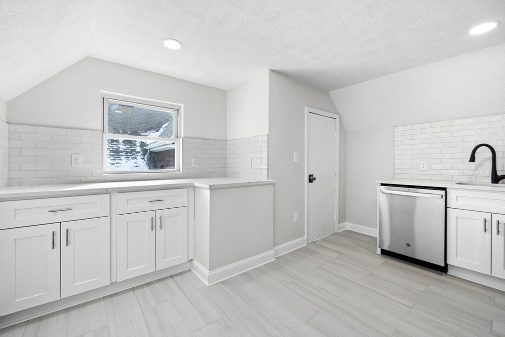 3 bed, 2 bath apartment for rent at 417 Salem St Unit 3, Medford — photo 5 of 24