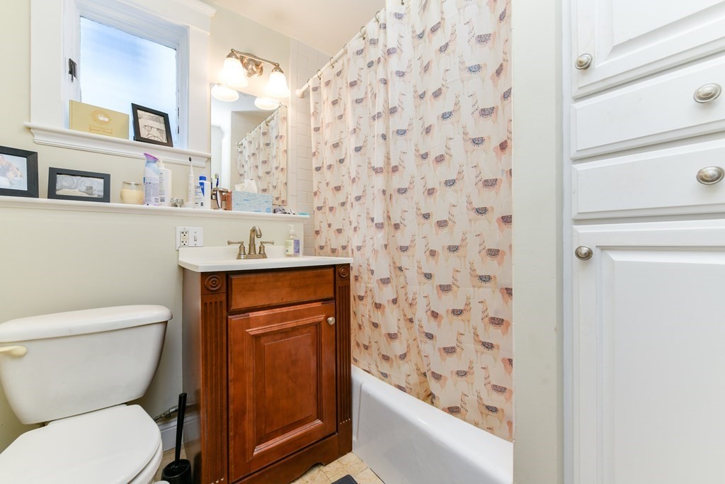 1 bed, 1 bath apartment for rent at 419 E 7th Unit 1, South Boston — photo 9 of 11