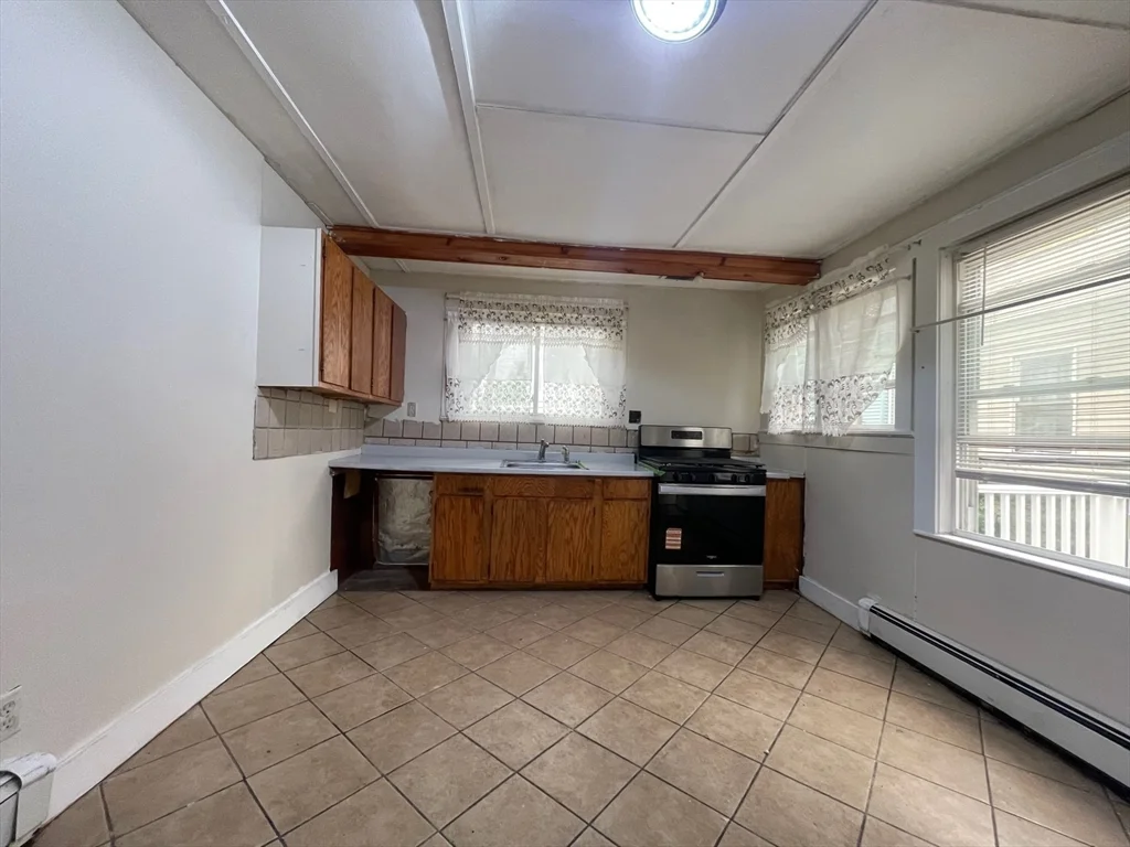 3 bed, 1 bath apartment for rent at 42 Arlington Unit 42, Lynn — photo 3 of 8