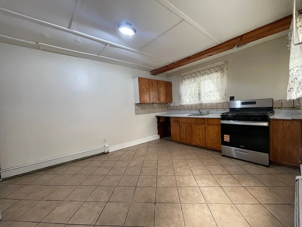 3 bed, 1 bath apartment for rent at 42 Arlington Unit 42, Lynn — photo 2 of 8