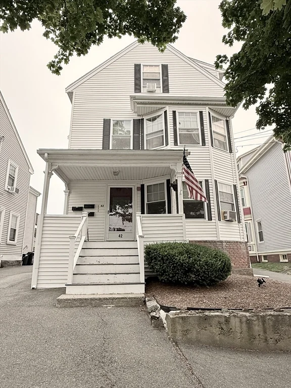 2 bed, 1 bath apartment for rent at 42 Bartlett St Unit 2, Beverly