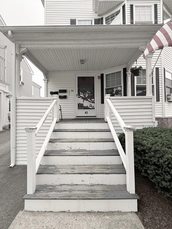 2 bed, 1 bath apartment for rent at 42 Bartlett St Unit 2, Beverly — photo 2 of 28