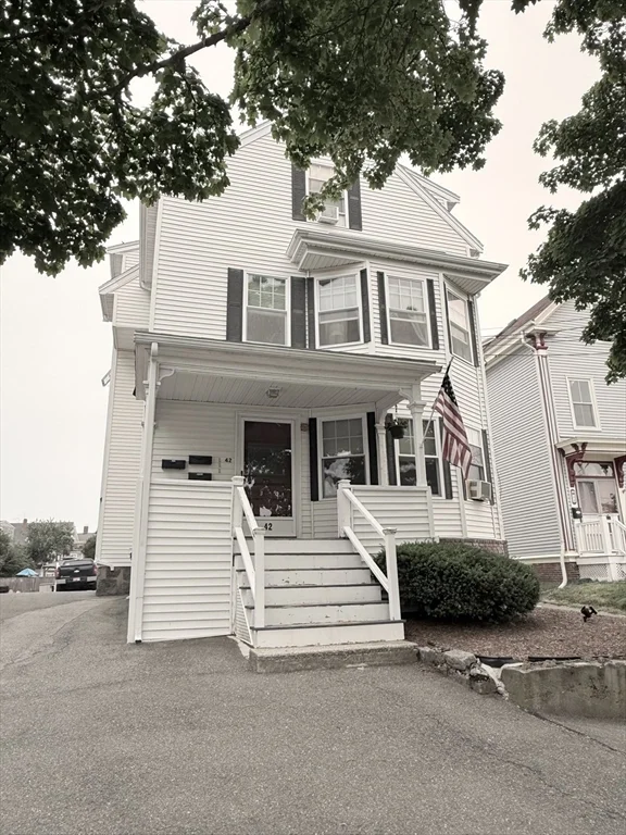 2 bed, 1 bath apartment for rent at 42 Bartlett St Unit 2, Beverly — photo 3 of 28