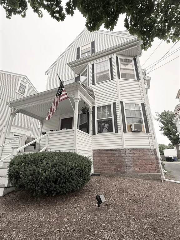 2 bed, 1 bath apartment for rent at 42 Bartlett St Unit 2, Beverly — photo 4 of 28