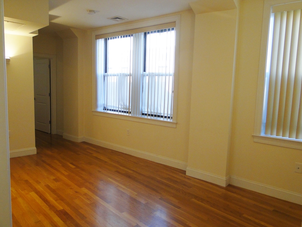 1 bed, 1 bath apartment for rent at 42 Beach St Unit 4D, Chinatown — photo 2 of 7