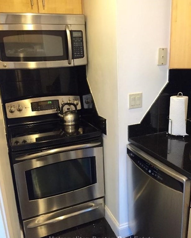 2 bed, 2 bath apartment for rent at 42 Beach Unit 7D, Chinatown — photo 4 of 15