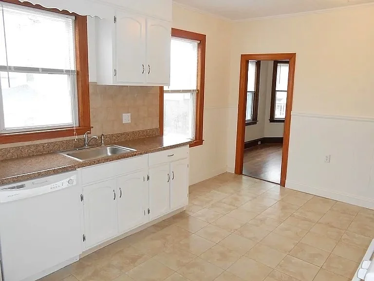 3 bed, 1 bath apartment for rent at 42 Bradford St Unit 3, Quincy — photo 3 of 11