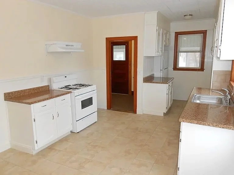 3 bed, 1 bath apartment for rent at 42 Bradford St Unit 3, Quincy — photo 2 of 11