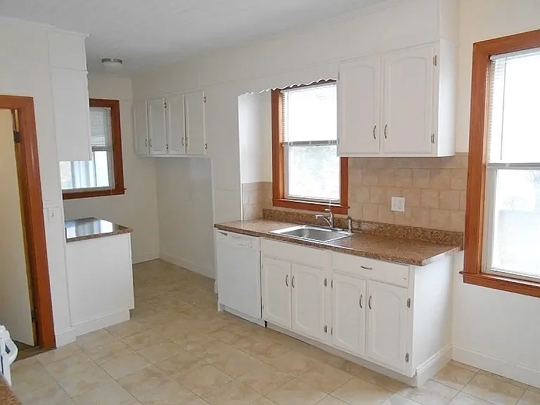 3 bed, 1 bath apartment for rent at 42 Bradford St Unit 3, Quincy — photo 4 of 11