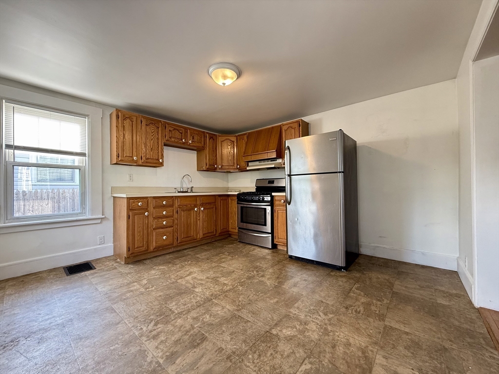 3 bed, 1 bath apartment for rent at 42 Broad St, North Attleboro — photo 4 of 14