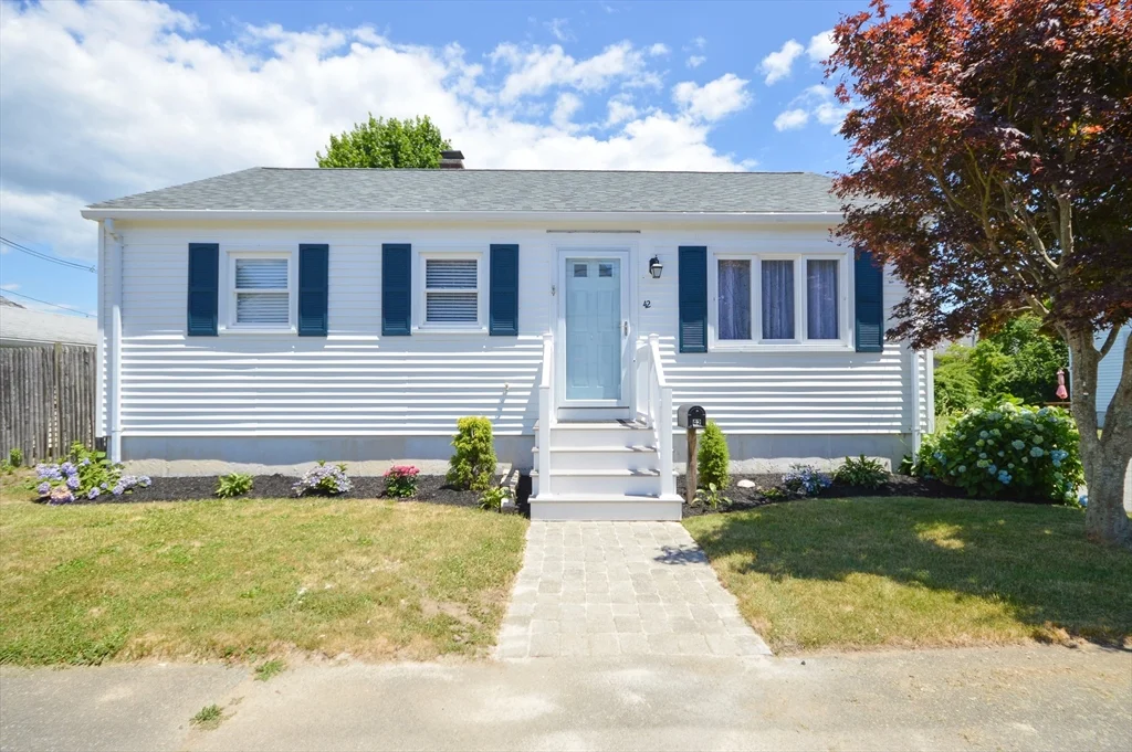 3 bed, 1 bath apartment for rent at 42 Buttonwood Rd, Bliss Corner — photo 1 of 19