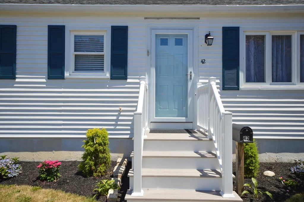 3 bed, 1 bath apartment for rent at 42 Buttonwood Rd, Bliss Corner — photo 3 of 19