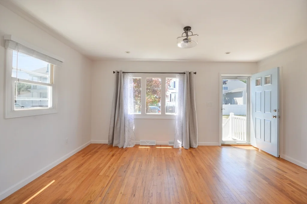 3 bed, 1 bath apartment for rent at 42 Buttonwood Rd, Bliss Corner — photo 4 of 19