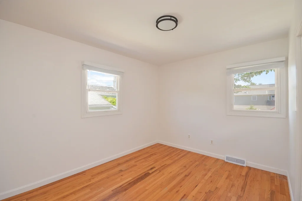 3 bed, 1 bath apartment for rent at 42 Buttonwood Rd, Bliss Corner — photo 9 of 19