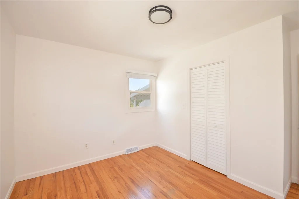 3 bed, 1 bath apartment for rent at 42 Buttonwood Rd, Bliss Corner — photo 14 of 19
