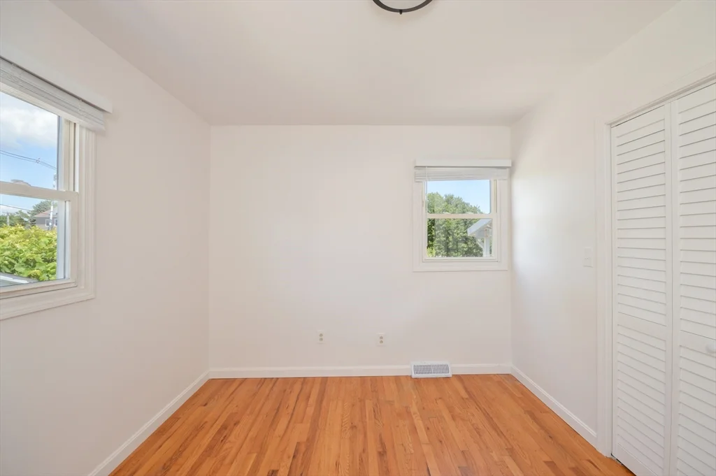 3 bed, 1 bath apartment for rent at 42 Buttonwood Rd, Bliss Corner — photo 10 of 19