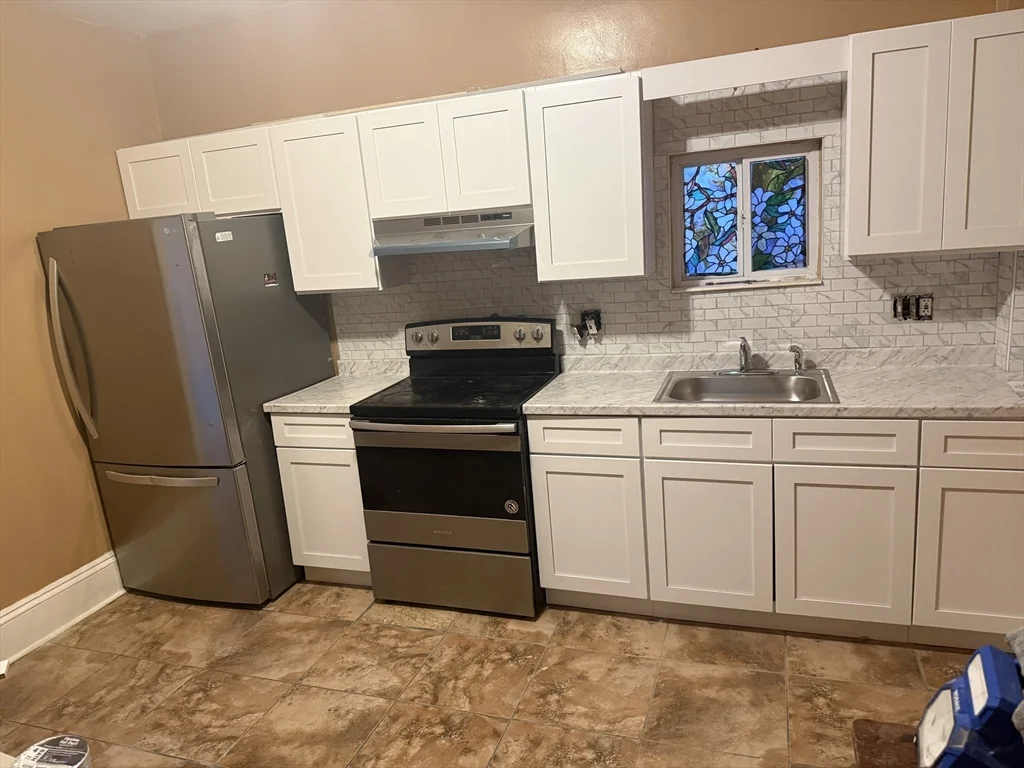 2 bed, 1 bath apartment for rent at 42 Essex Unit 2, Saugus — photo 3 of 25