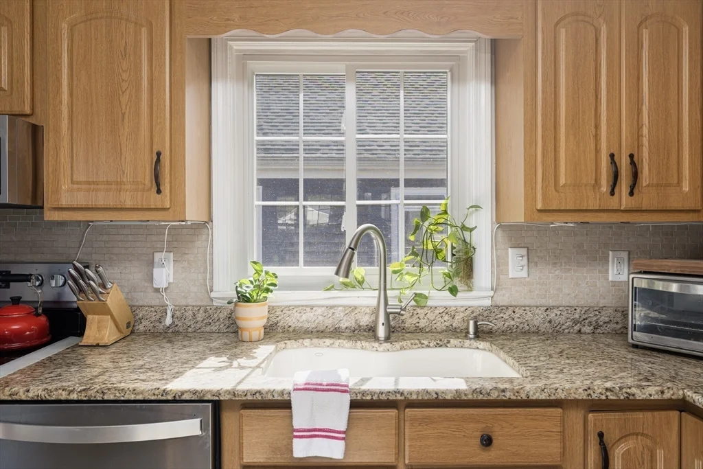 3 bed, 2 bath apartment for rent at 42 Fairmount St, New Bedford — photo 10 of 40