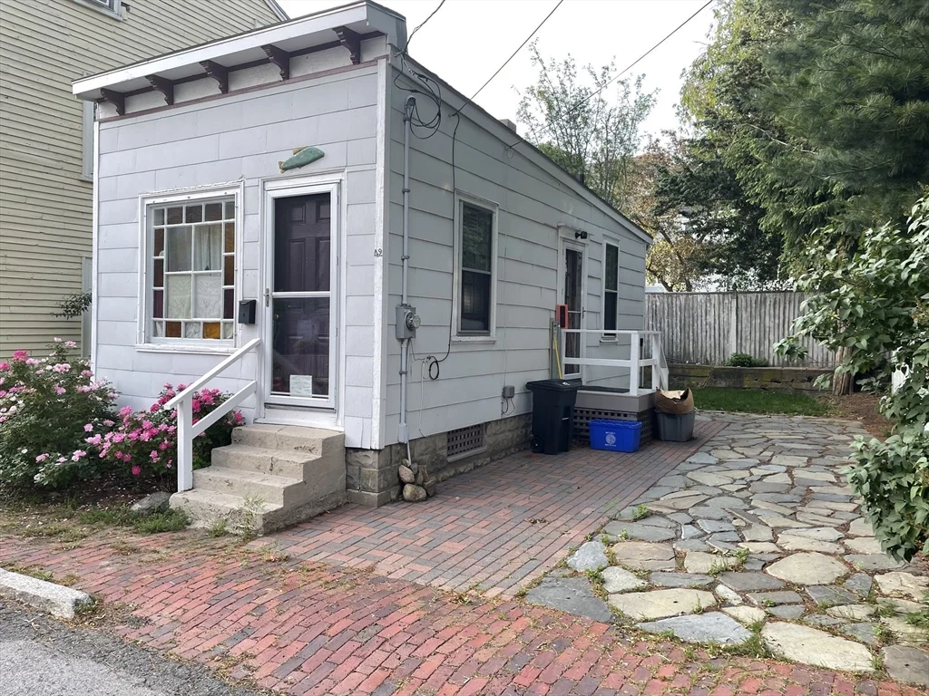 1 bed, 1 bath apartment for rent at 42 Front St, Beverly — photo 1 of 13
